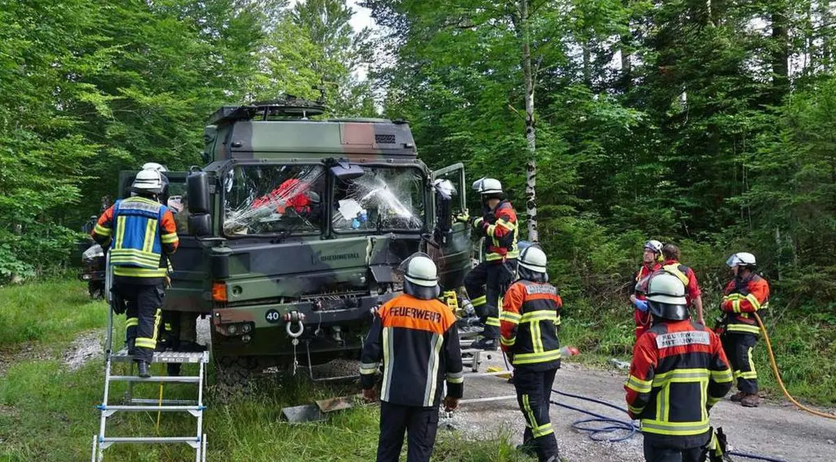 Cel puțin un vehicul al Bundeswehr, armata germană, a trebuit să fie remorcat, după un accident cu doi bicicliști, Germania, Klais, 21 iulie 2025