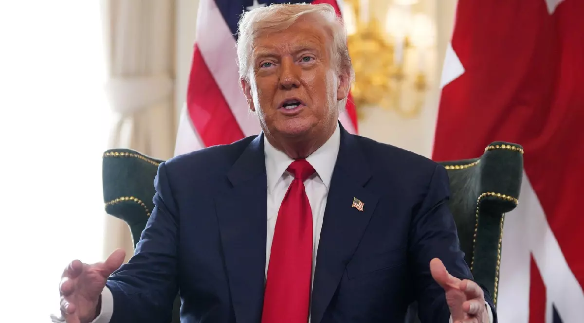 Președintele SUA, Donald Trump, gesticulează și vorbește, în timpul unei întâlniri