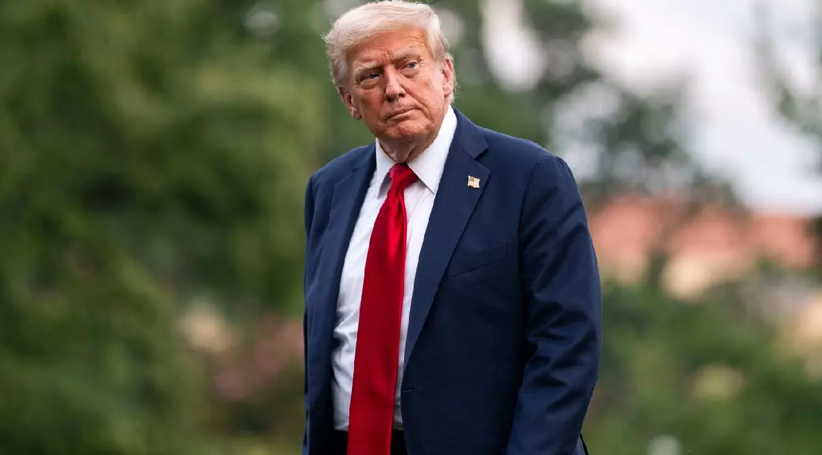 Donald Trump, îmbrăcat în costum albastru cu o cravată roșie și o cămașă albă