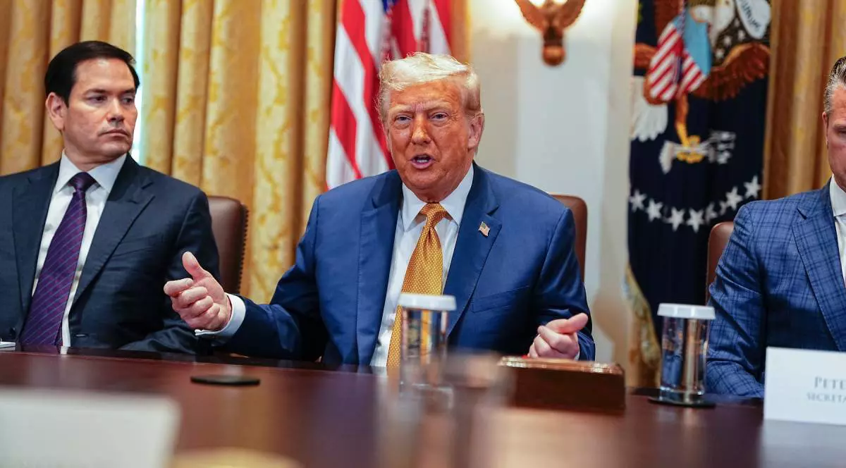 Președintele american Donald Trump, în timpul unei ședințe la Casa Albă, stă la masa și le explică politicienilor ceva în timp ce gesticulează din mâini