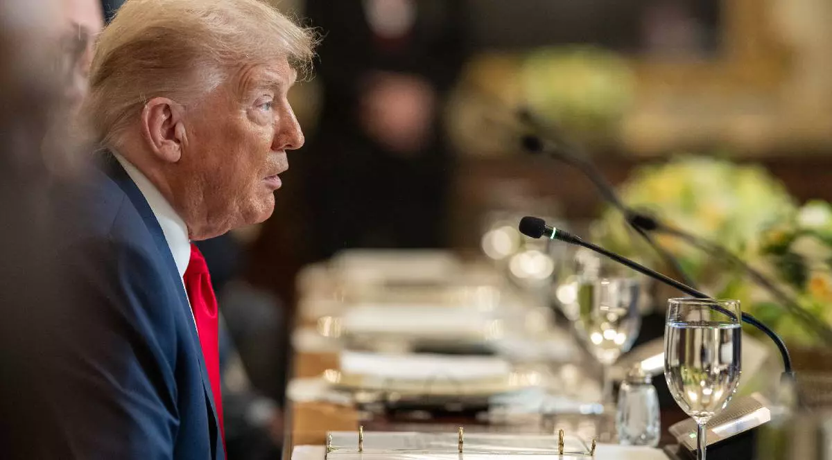 Donald Trump, președintele americii, stând la o masă