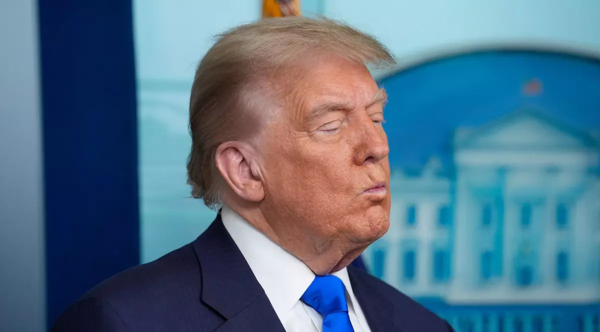 Donald Trump surprins cu ochii închiși și cu buzele țuguiate, în iunie 2025. Poartă un sacou albastru, o cămașă albă și o cravată albastră