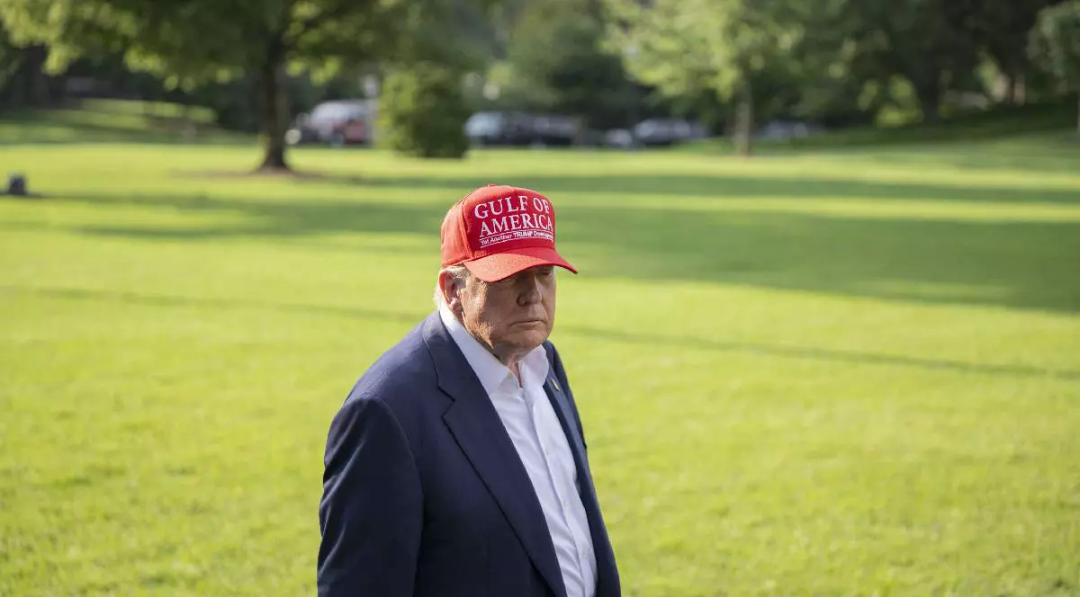 Președintele Statelor Unite, Donald Trump, vorbește cu presa înainte de plecarea de la Casa Albă spre Alligator Alcatraz, Florida, pe 1 iulie 2025, la Washington DC. Pe cap poartă o șapcă roșie cu mesaj