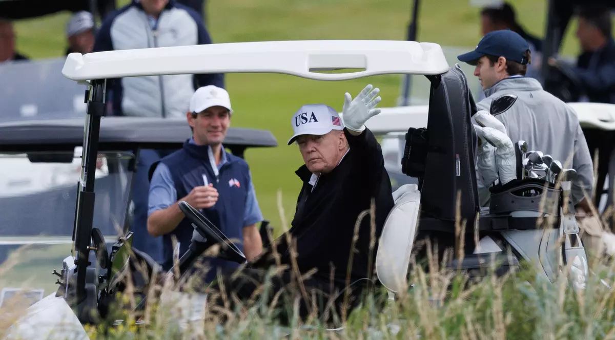 Trump, filmat în timp ce trișează la golf. Ce gest a făcut președintele american