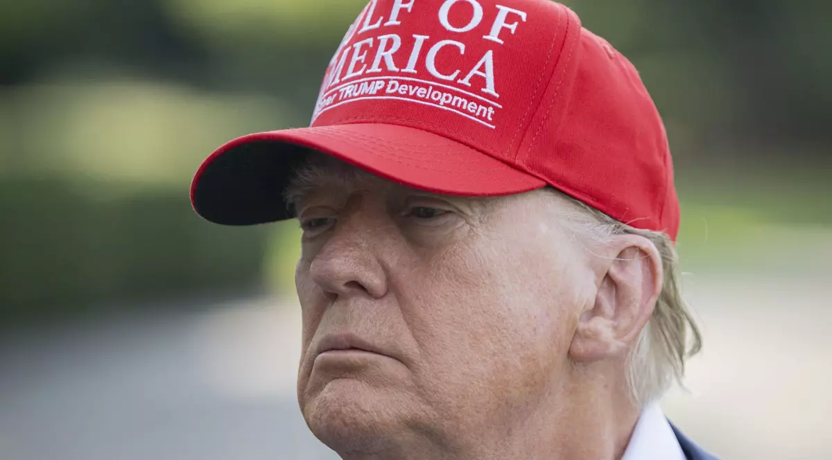Donald Trump surprins pe 1 iulie cu o șapcă roșie pe cap. Pe șapcă este scris mesajul: „Gulf of America”