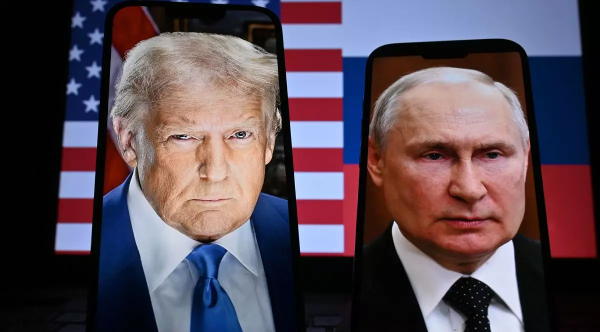 Imagine creativă cu imaginea lui Donald Trump pe un telefon mobil, aflat lângă un alt telefon mobil care arată imaginea lui Vladimir Putin, cu steagurile SUA și Rusia pe fundal