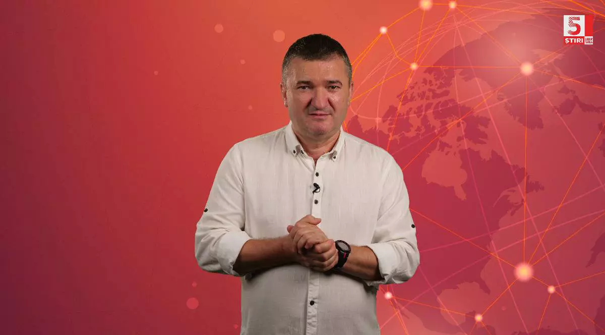 În imagine, Dorin Chioțea este îmbrăcat cu o cămașă albă și prezintă cele 5 știri by Libertatea - Actualitate, pe un fundal roșu