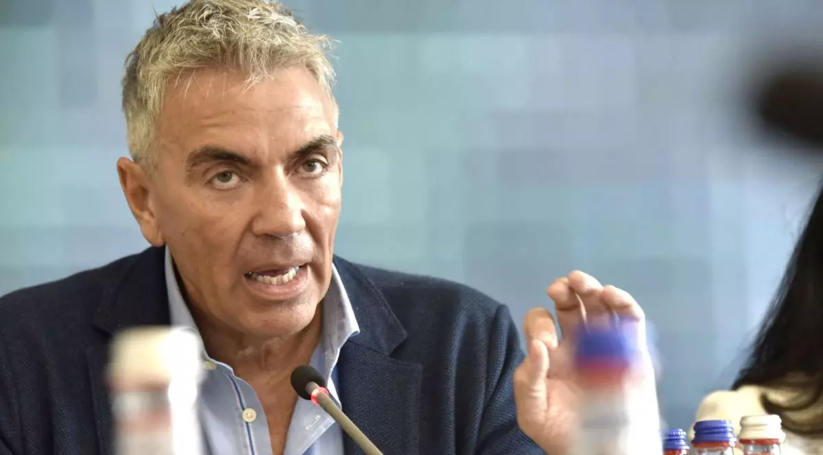 Dragoș Anastasiu, vicepreședintele Federației Industriei Hoteliere din România (FIHR) și purtător de cuvânt al APT, îmbrăcat la costum și vorbind răspicat, participă la o conferință de presă organizată de Alianța pentru Turism (APT), luni, 31 iulie 2023, la Timișoara.