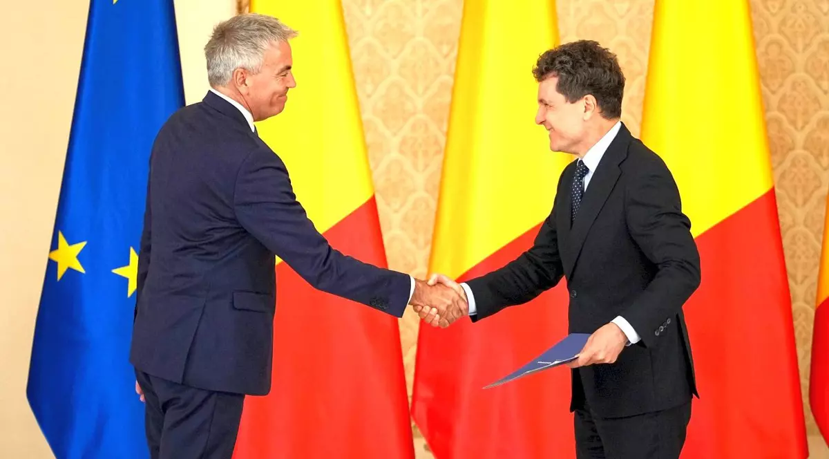 Dragos Anastasiu, fost consilier al presedintelui Nicusor Dan, da mana cu el dupa ce a devenit vicepremier in Guvernul Bolojan