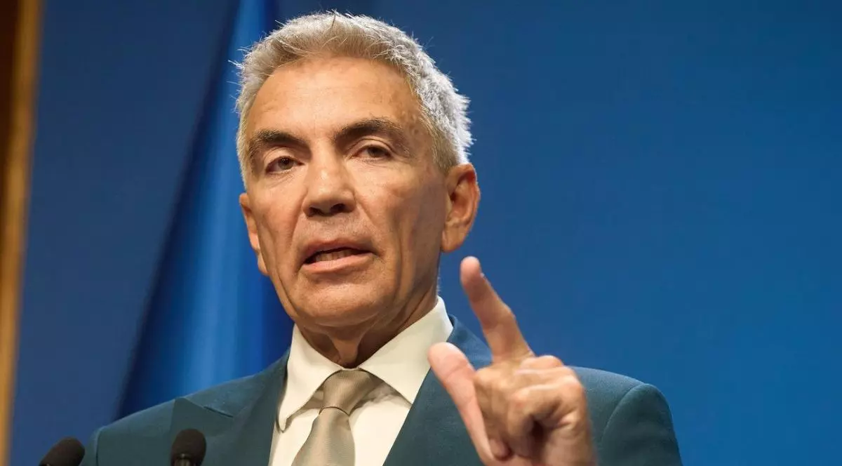 Dragos Anastasiu vicepremier Guvernul Bolojan, surprins in timpul unei conferinte la Palatul Victoria, cu degetul aratator de la mana stanga ridicat