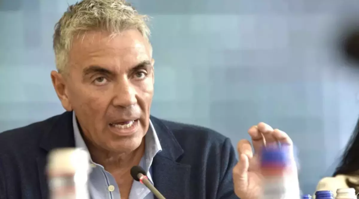 Dragoș Anastasiu în timp ce susține un discurs