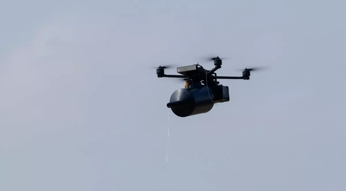 Imagine cu o dronă FPV care zboară în timpul unor teste într-o locație nedezvăluită, la 10 iulie 2025, pe fondul invaziei rusești din Ucraina.