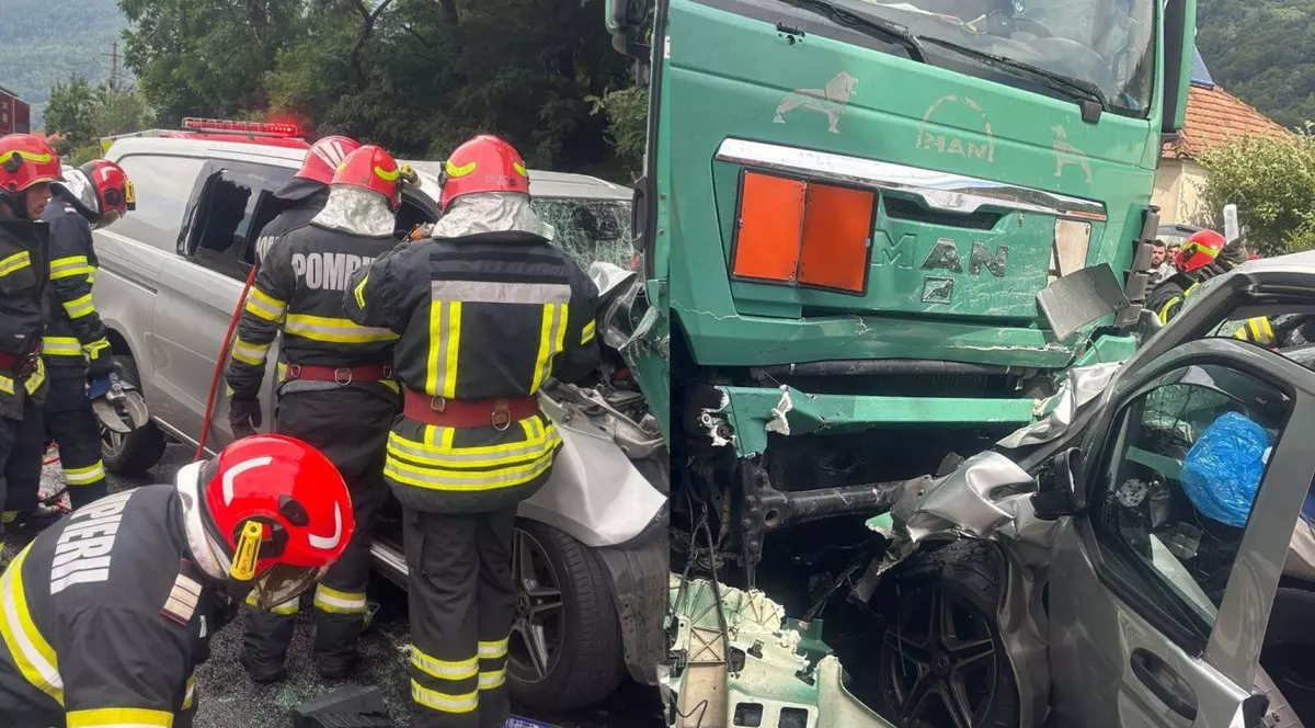 Dubă cu volan pe dreapta, înmatriculată în Marea Britanie, spulberată de un TIR, pe Valea Oltului. Circulația este blocată