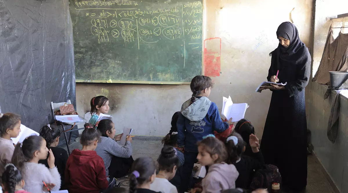 BEIT LAHIA, GAZA - 11 MAI: Un grup de profesori voluntari oferă educație la aproape 400 de copii strămutați în condiții extrem de limitate la Liceul Beit Lahia din nordul Gazei, în timp ce atacurile Israelului continuă nestăvilit, pe 11 aprilie 2025. În ciuda circumstanțelor dure, profesorii persistă, ținând lecții în clădiri avariate, unde elevii stau pe covoare, corturi și cearșafuri de plastic în loc de birouri și scaune