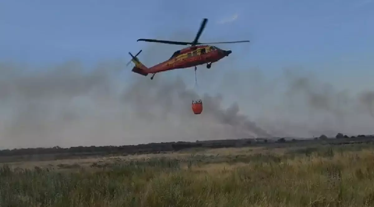 Elicopter ISU intervine pentru stingerea unui incendiu in Tulcea