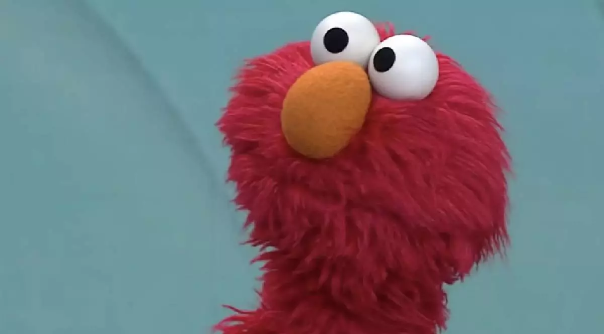 În imagine e Elmo, monstrulețul roșu din cârpe, unul dintre cele mai iubite personaje din întreaga lume