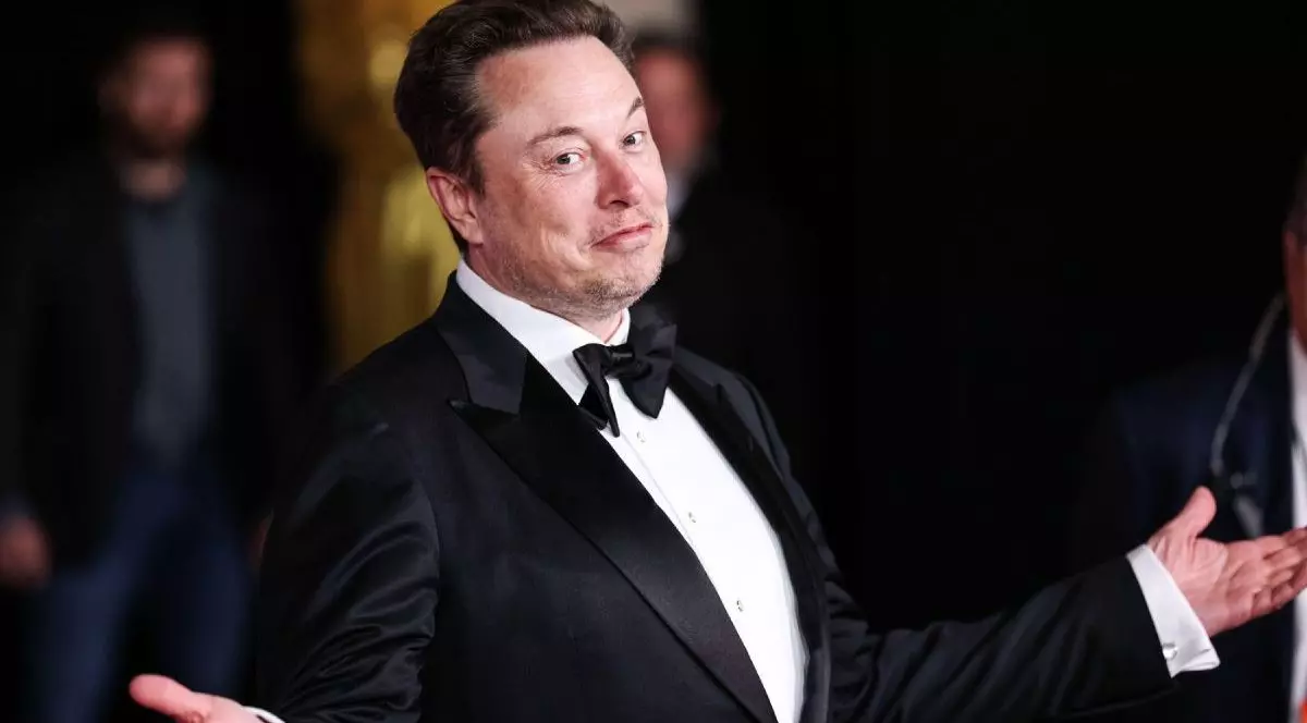 Elon Musk, îmbrăcat în costum de gală negru și cămașă albă, cu papion la gât și cu mainile larg deschise