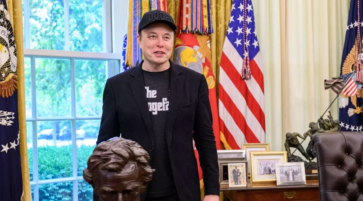 Elon Musk, stând în picioare și zâmbind, cu mâinile pe lângă corp, cu o șapcă neagră simplă pe cap, un sacou negru și un tricou negru cu textul „The Godfather” în Biroul Oval al Casei Albe, în timpul unei conferințe de presă. În soatele său se pot vedea drapelul SUA și o bibliotecă cu cărți colorate, o măsuță mică de lemn închis la culoare pe care sunt așezate mai multe rame aurii cu poze și în fața sa, în partea de stânga jos, se observă bustul de bronz al fostului președinte american Ambraham Lincoln