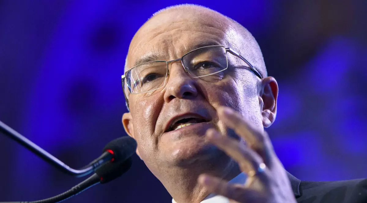 Emil Boc surprins în timp ce vorbește la Consiliul Național PNL din septembrie 2024. Primarul Clujului poartă un sacou, cu o cămașă albă și o cravată albastră