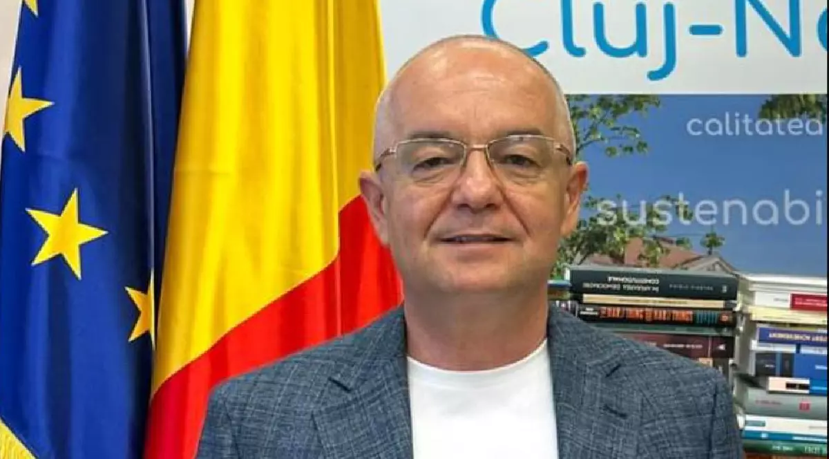Emil Boc cu steagul României și cel al Uniunii Europene în spate