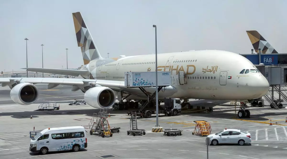 O aeronava Airbus A380-800, aparținând Etihad Airways, pe o pistă in Abu Dhabi, alte doua masini pe pista, Emiratele Arabe Unite, 22 iunie 2025