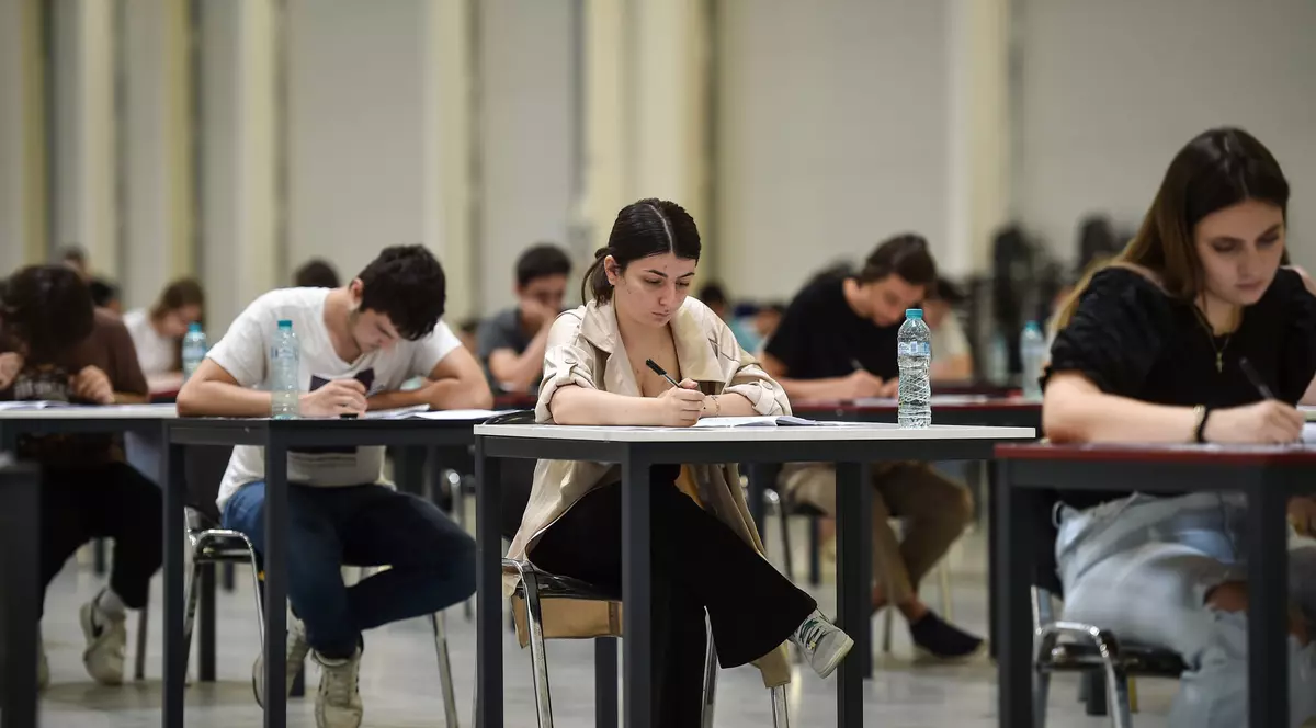 Studenți care susțin un examen scris