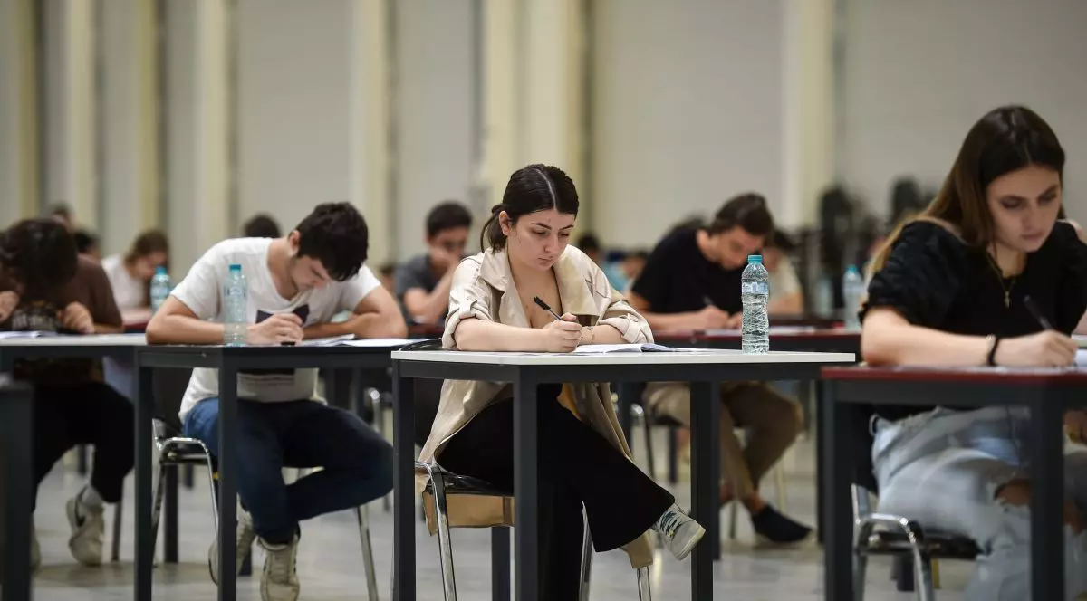 Studenți care dau un examen