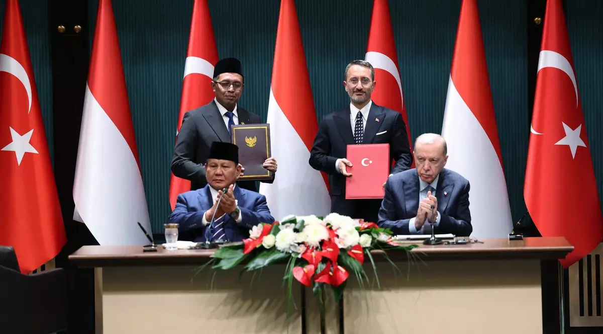 Fahrettin Altun, în spatele lui Recep Tayyip Erdogan (dreapta), la o întâlnire cu președintele Indoneziei Foto: Profimedia