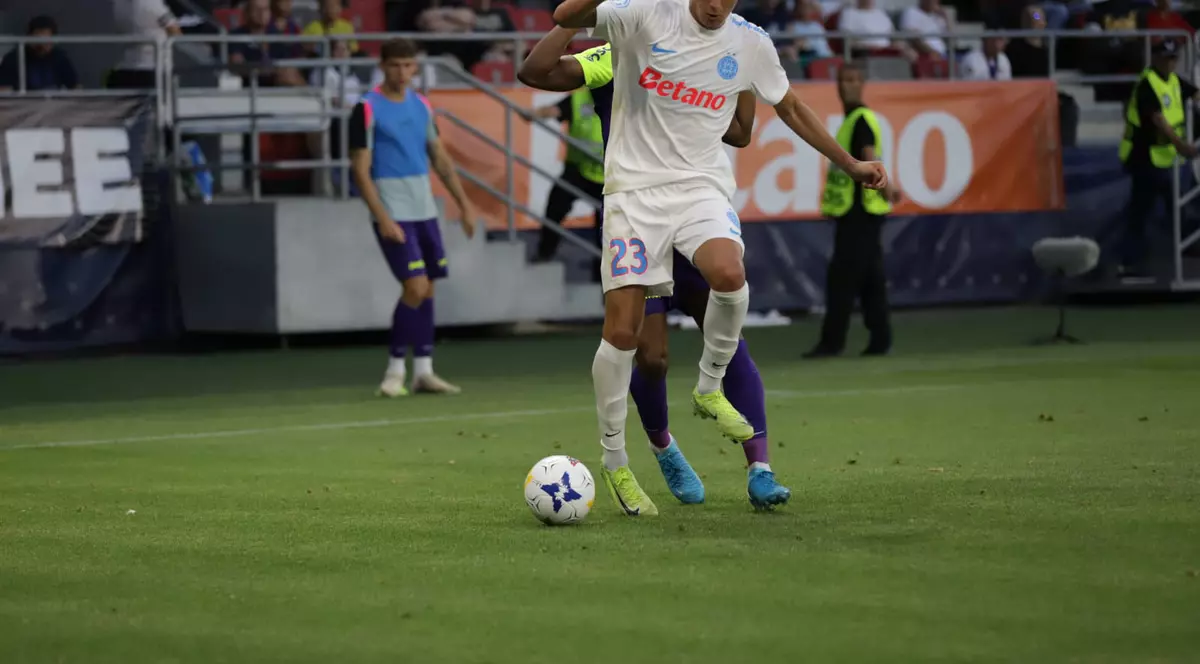 Moment din finala Supercupei României, FCSB - CFR Cluj, un jucător de la FCSB are mingea la picior.