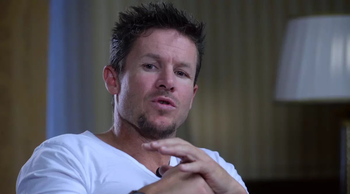 Felix Baumgartner surprins în timp ce vorbește. Poartă un tricou alb