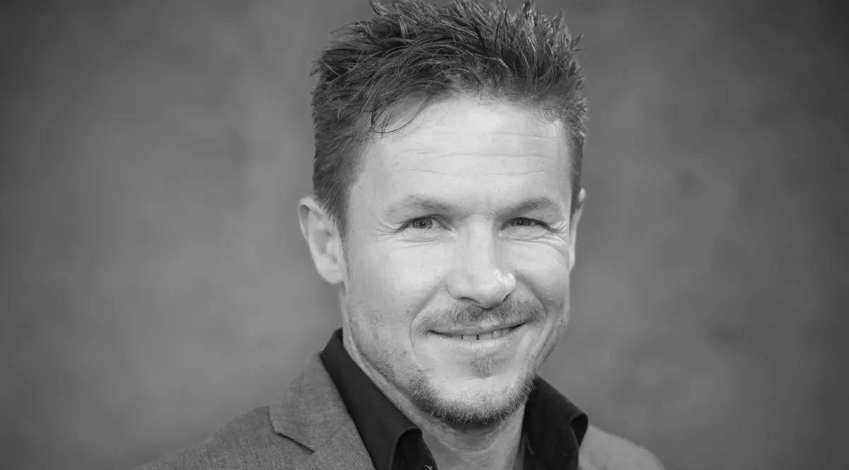 Felix Baumgartner într-o fotografie alb- negru, în timp ce zâmbește