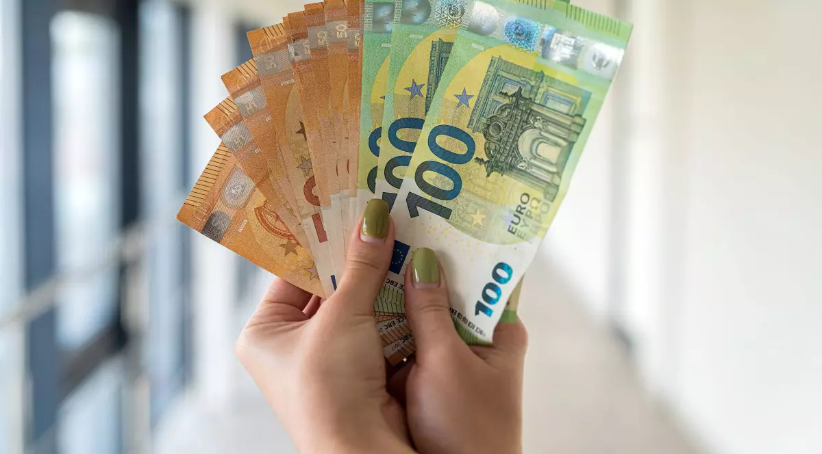 Femeie cu euro în mână