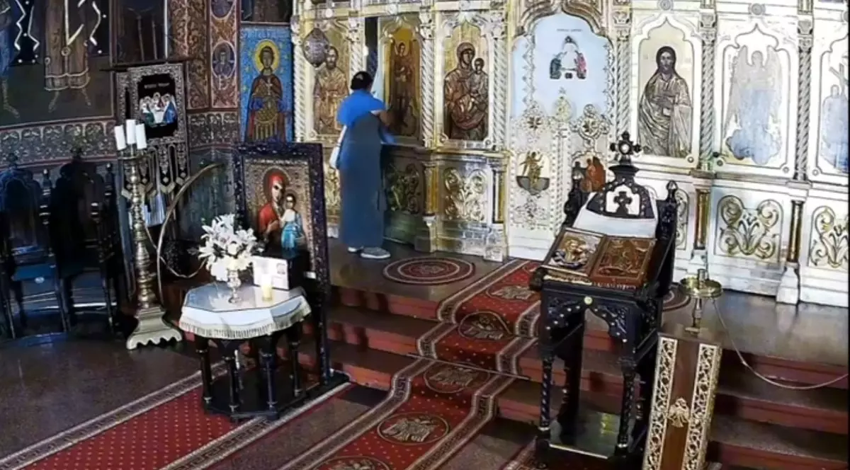 Ucraineanca s-a închinat, apoi s-a dus să fure din biserică