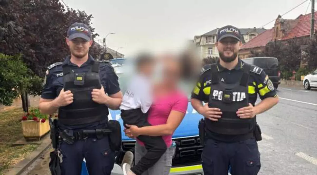 Fetița speriată și- regăsit mama datorită polițiștilor. Foto Tion