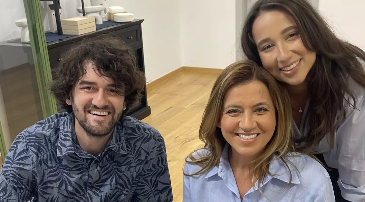 Mirela Retegan (centru) alături de Maya (fiica ei) și de Filip Maria (fratele lui Smiley)