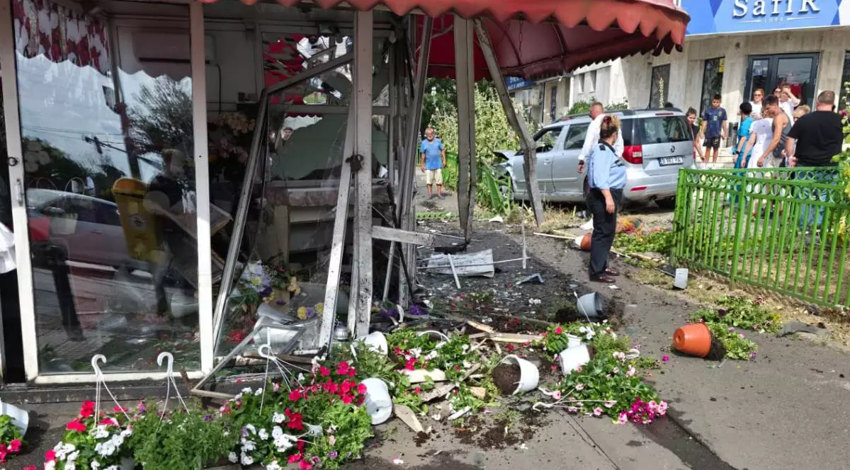 Chioșcul florăriei din București a fost complet distrus în urma accidentului, are ușile și ferestrele sparte