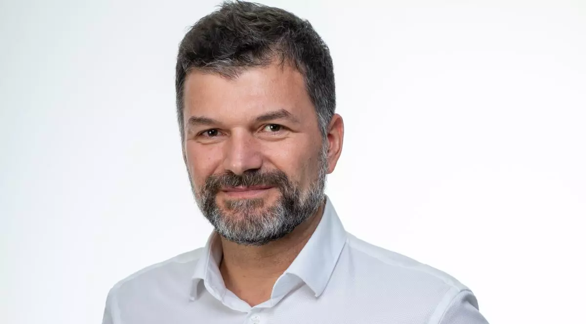 Fostul șef al Gărzii de Mediu, Octavian Berceanu, îmbrăcat la cămașă albă și zâmbitor, este candidatul REPER la Primăria București