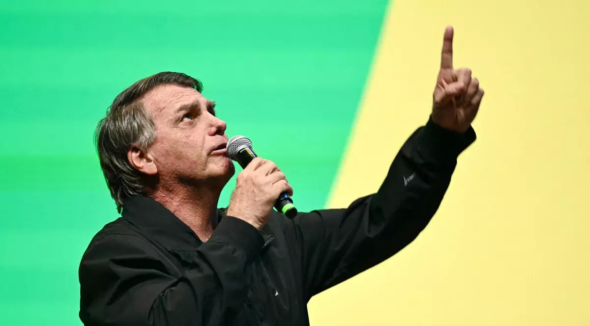 Fostul președinte brazilian Jair Bolsonaro se uită în sus și arată cu degetul arătător în sus. Foto: Profimedia