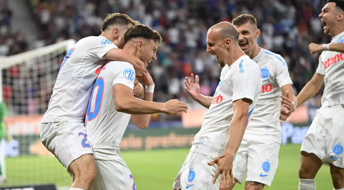 Dennis Politic se bucură alături de Darius Dumitru Olaru si Vlad Iulian Chiricheș dupa un gol marcat in meciul dintre FCSB si CFR Cluj, Supercupa Romaniei, desfasurat pe Stadionul Steaua-Ghencea din Bucuresti, sambata 5 iulie 2025. © FOTO:Razvan Pasarica/SPORT PICTURES