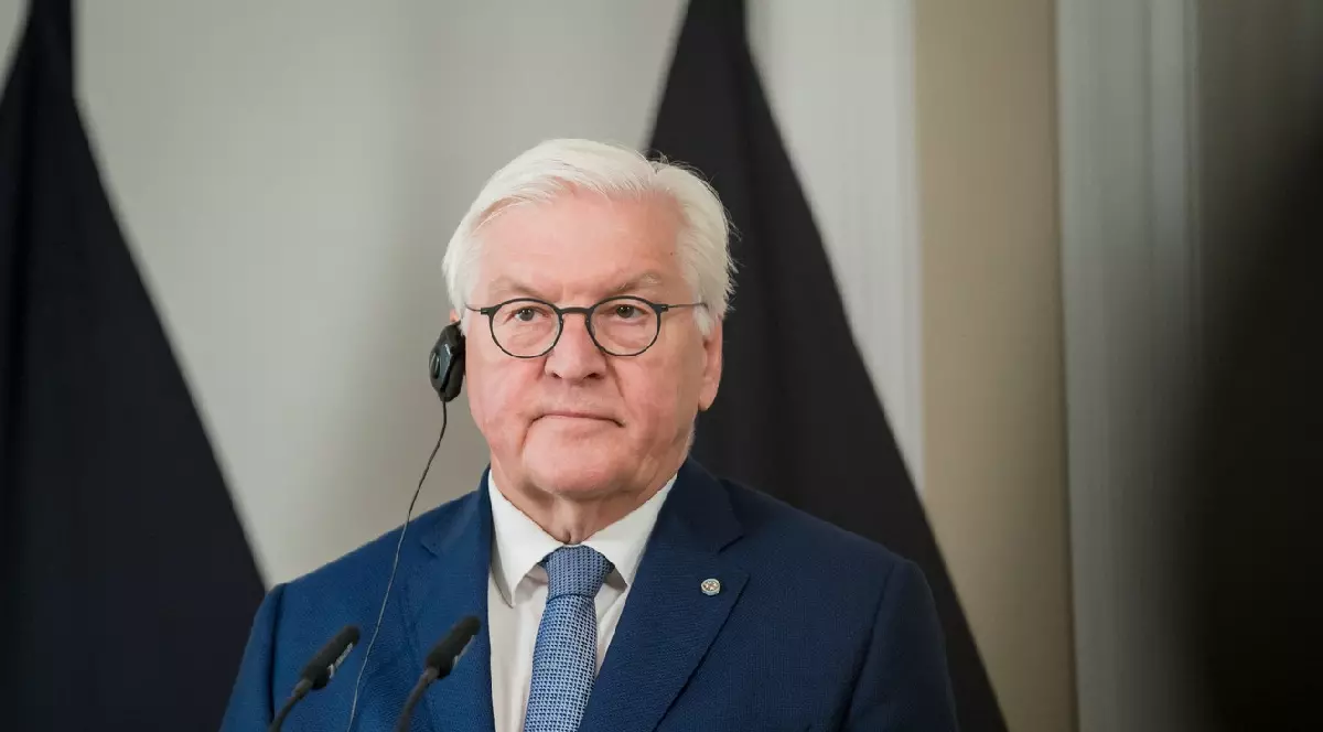 Frank-Walter Steinmeier îmbrăcat într-un costum albastru, o camașă albă și cravată albastră