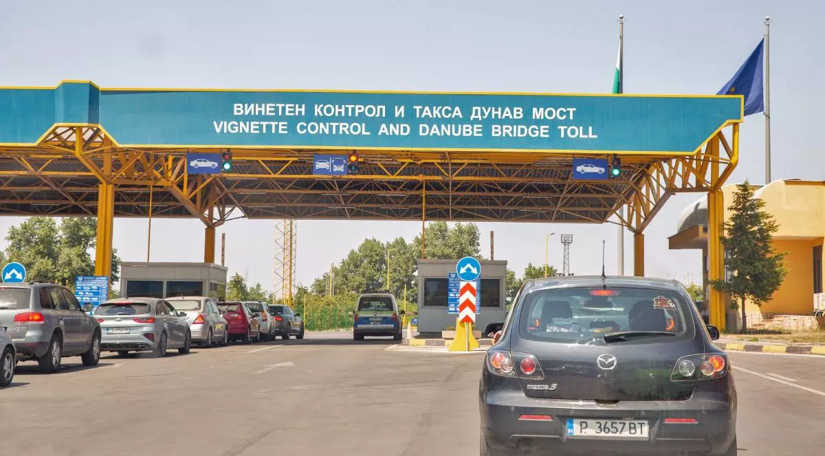 O mașină de culoare neagră se află în fața Punctului de Trecere al Frontierei Giurgiu-Ruse dintre România și Bulgaria