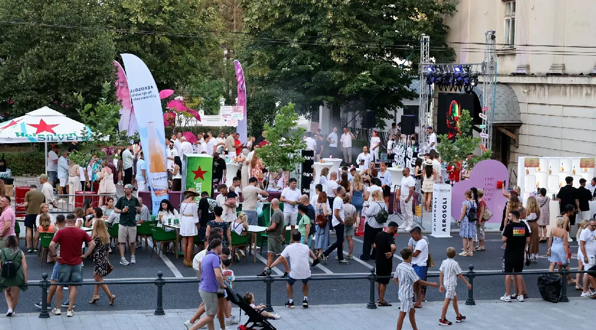 O stradă plină de oameni din Galați