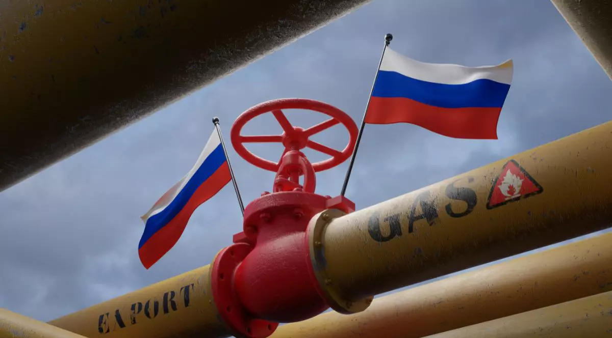 Conductă galbenă pentru transportul gazului natural lichefiat, cu o valvă roșie. Pe conducte apare textul export gas, alături de simbolul pentru inflamabil, iar în stânga și în dreapta valvei se văd două steaguri ale Rusiei, care se mișcă în vânt