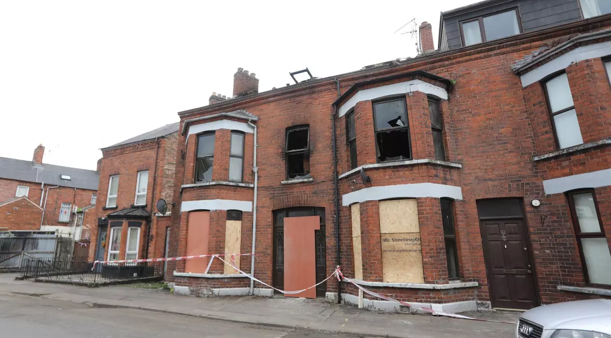 Imagine cu o casă cu geamurile sparte, după protestele violente din Ballymena