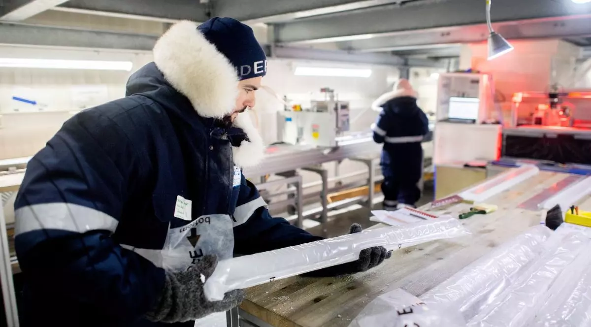 Un cercetător din cadrul departamentului de Fizică a Climei și Mediului (KUP) de la Universitatea din Berna, sortează mai multe bucăți dintr-o mostră de gheață din Antarctica pe o masă din laboratorul de gheață de la Institutul Alfred Wegener (AWI). O echipă de cercetare examinează gheața care are o vechime de peste 1,2 milioane de ani pentru a obține date despre schimbările climatice și de mediu din Antarctica. 4 iulie 2025
