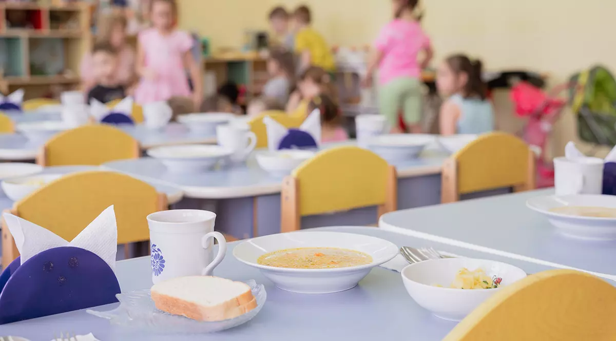 O vedere generală a unui grup de copii din grădiniță, o cameră pentru copii cu jucării