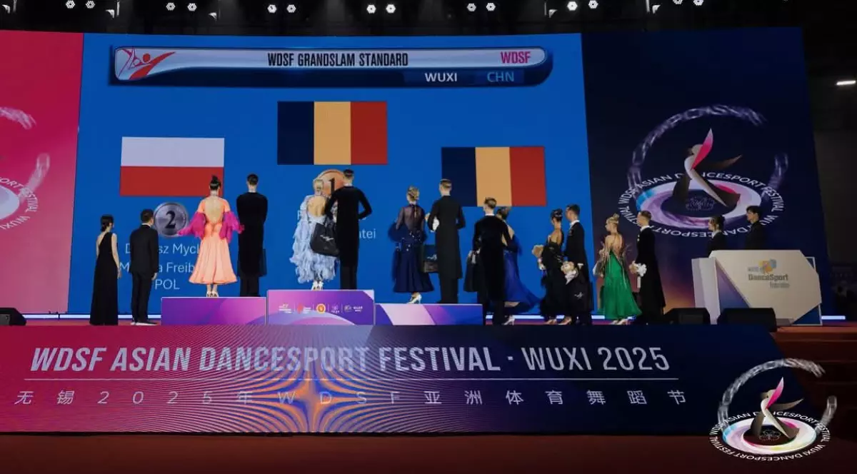 Mai multi sportivi, perechi, așezați pe un podium