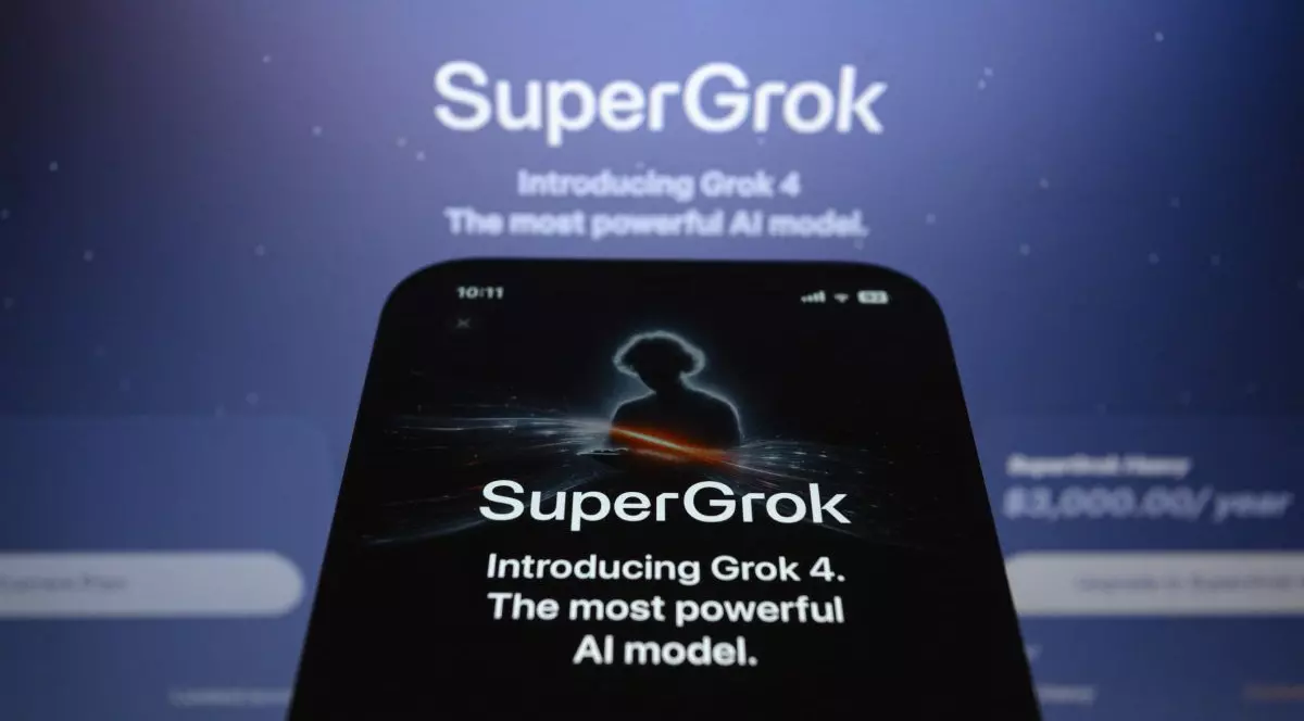 Pagina pentru abonare la Grok 4, deschisă pe ecranul unu iPhone așezat în fața unui monitor pe care este afișat logo-ul „SuperGrok”.