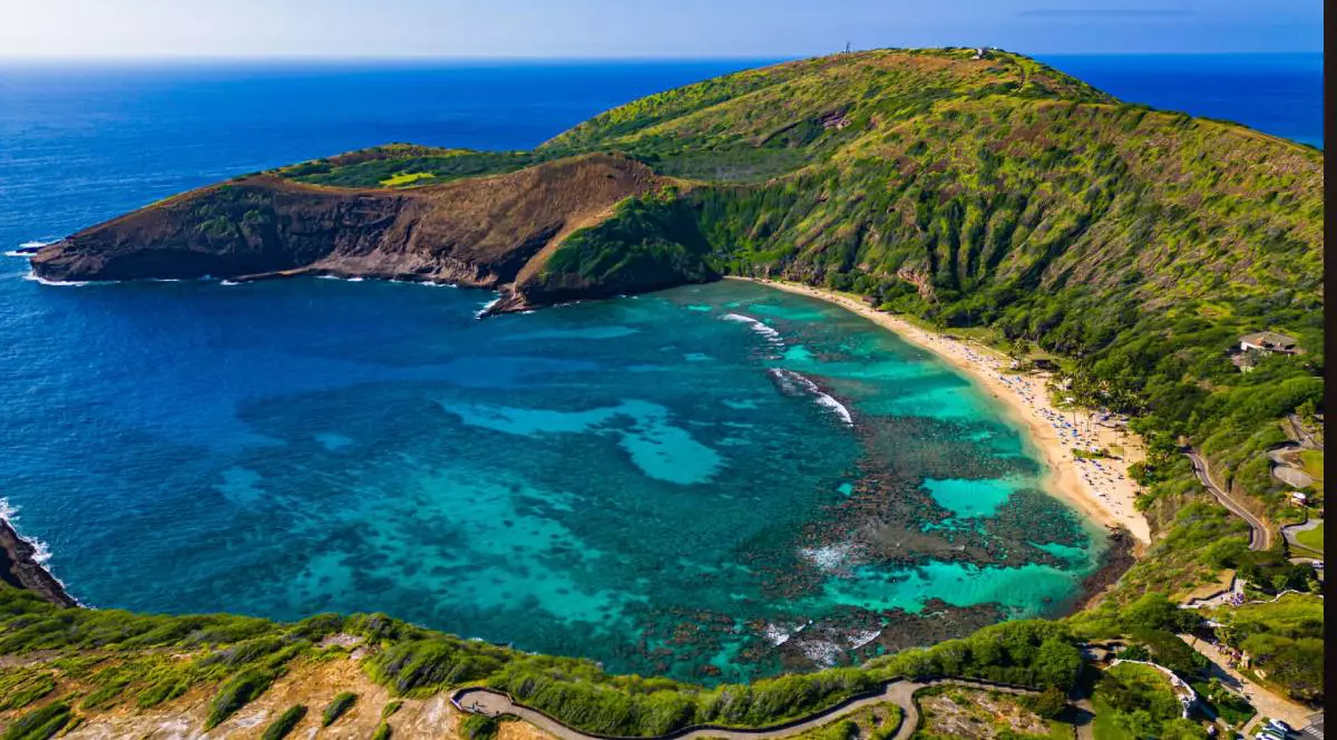 Panorama deasupra Hawaii, insula cu vegetație este înconjurată de apa albastră a mării.