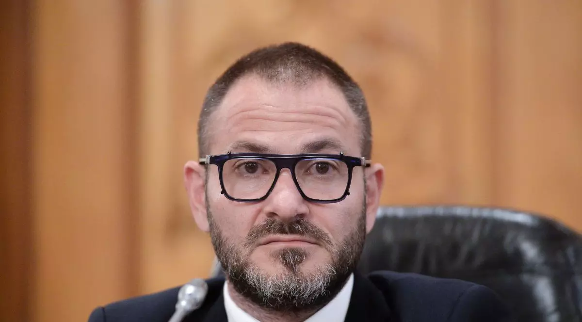 Horia Constantinescu la costum negru și cu cravată roșie susține o conferință de presă, septembrie 2019